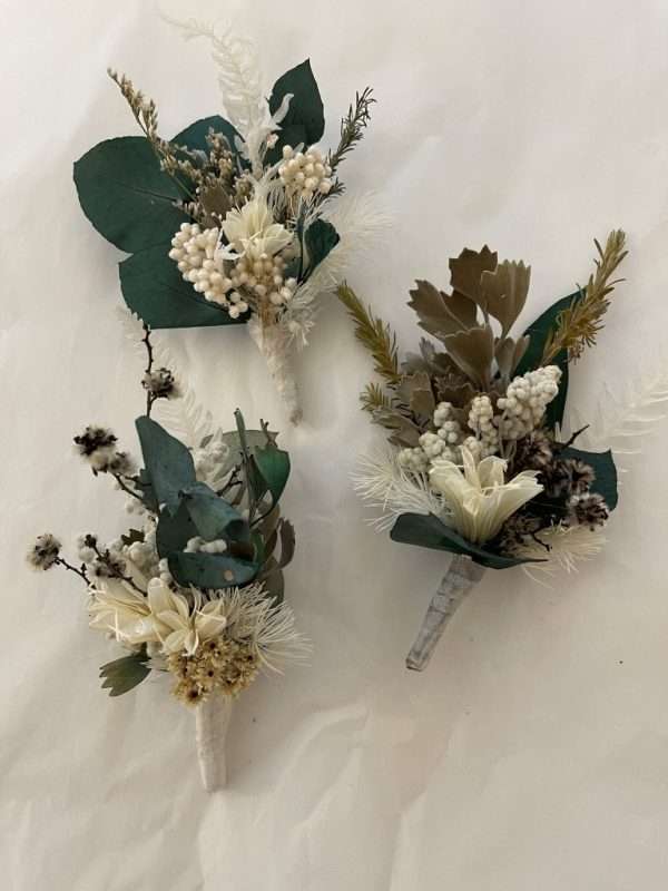 custom wedding buttonholes. neutral wedding buttonholes. wedding guest gift. matching groomsmen small floral buttonhole