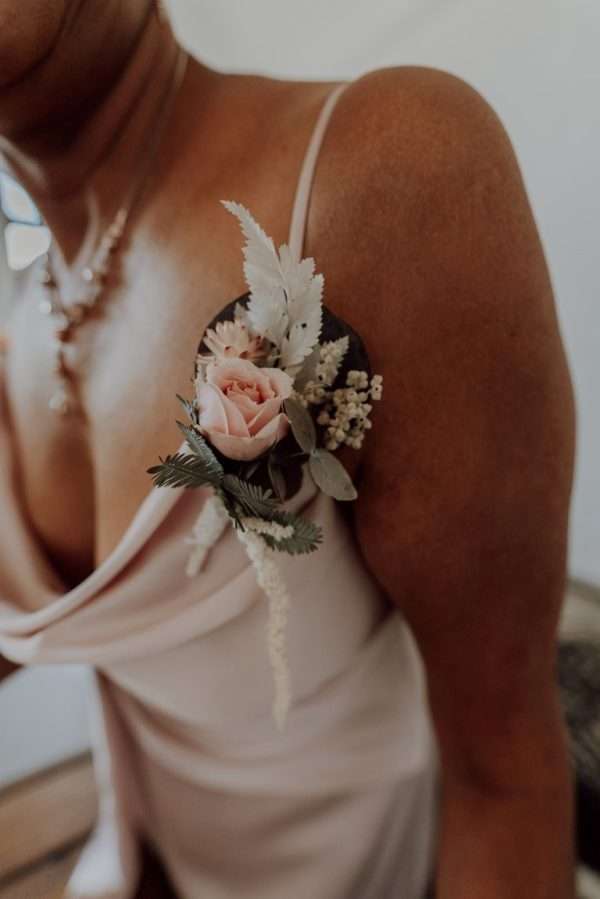 custom wedding buttonholes. pink wedding buttonholes. wedding guest gift. matching groomsmen small floral buttonhole