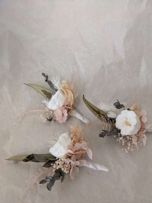 custom wedding buttonholes. pink wedding buttonholes. wedding guest gift. matching groomsmen small floral buttonhole